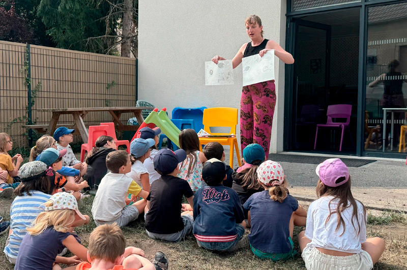 enfants qui regardent et écoutent l'illustratrice Léonie Koelsch