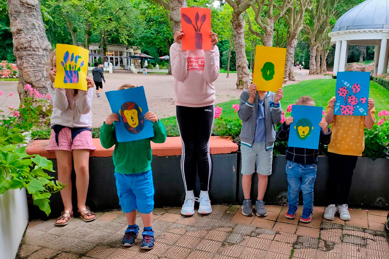 enfants qui montrent des illustrations réalisées lors d'un atelier artistique
