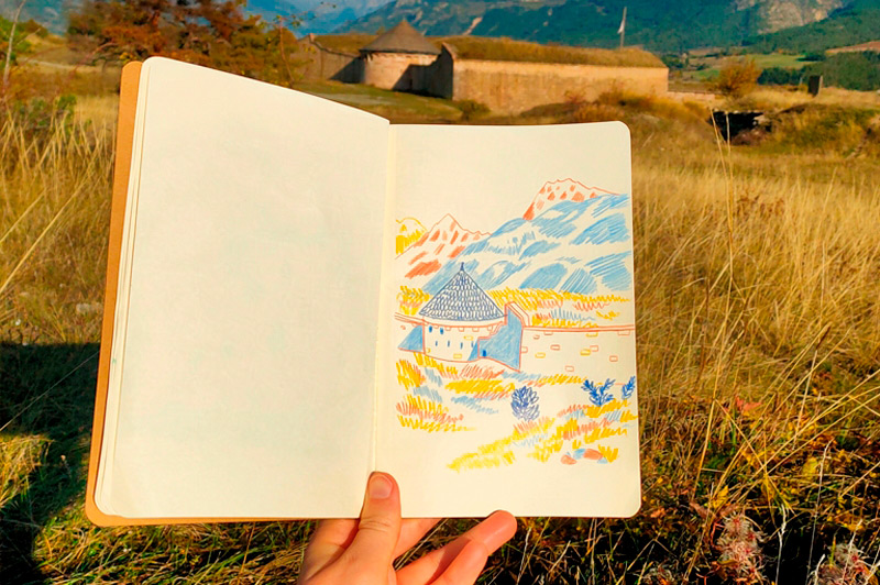 carnet de croquis d'achitecture devant un paysage des Hautes-Alpes