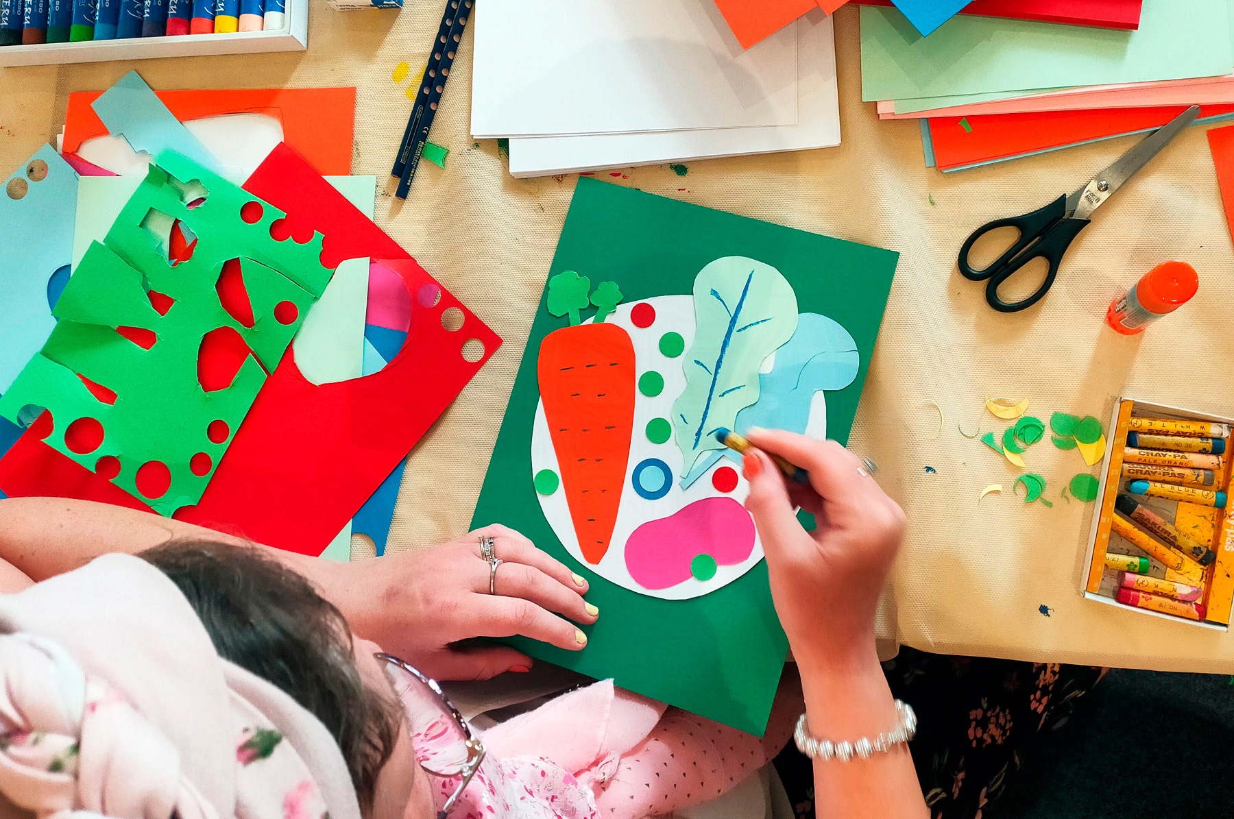 atelier artistique de création d'images au pastel gras et en papier découpé pour les enfants sur l'alimentation en lien avec mon album jeunesse Les légumes c'est pas bon !