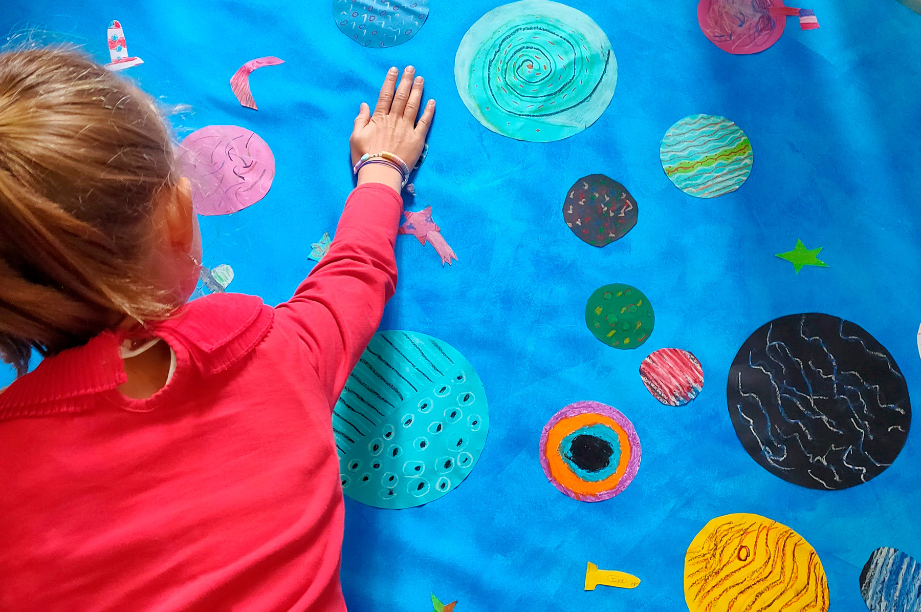 atelier créatif de fresque pour les enfants avec du papier découpé et de la peinture en lien avec l'album jeunesse Dans la peau d'une astronaute