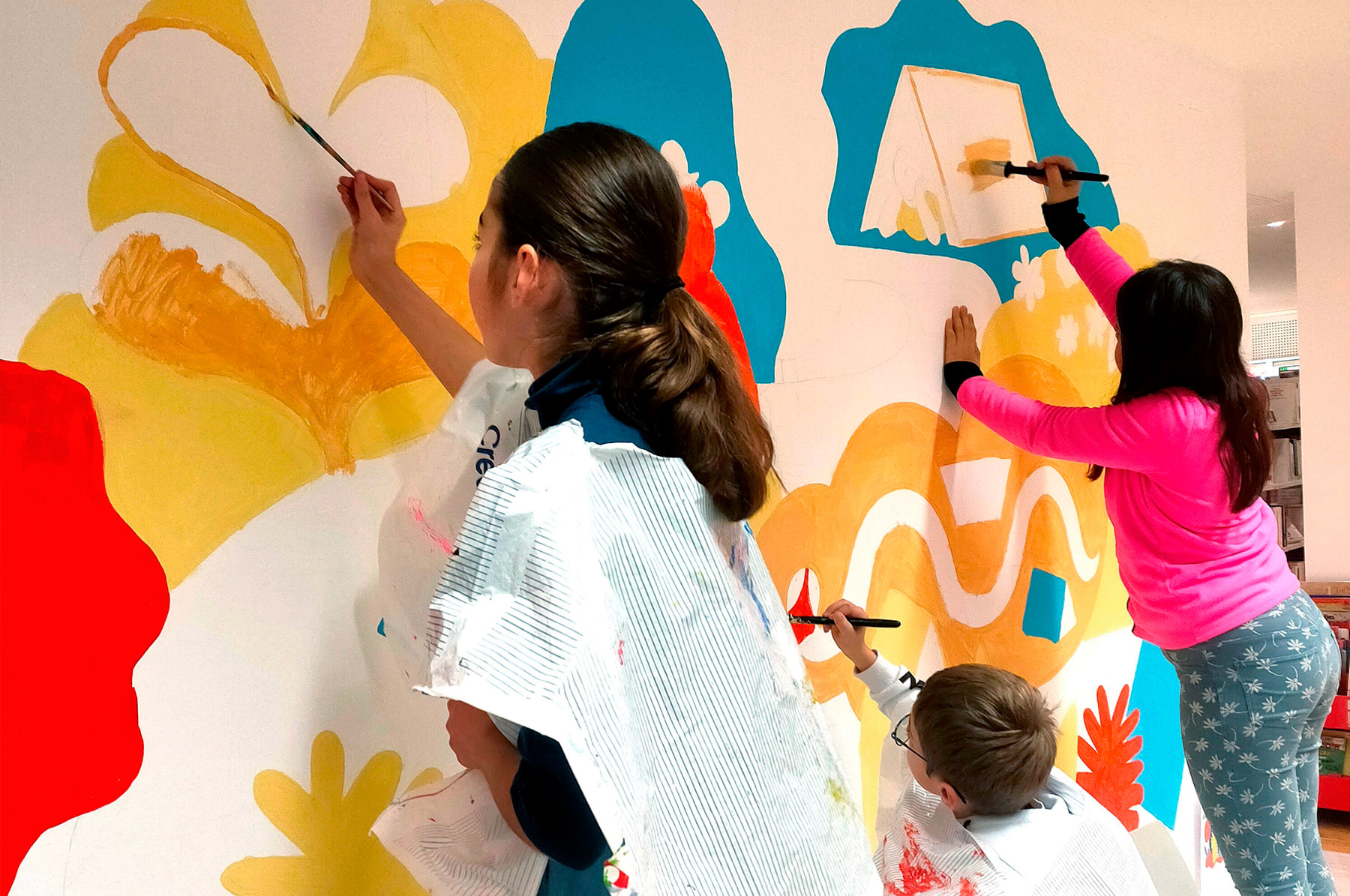 atelier artistique de création d'une fresque murale à la peinture pour les enfants sur le thème des animaux et de la nature