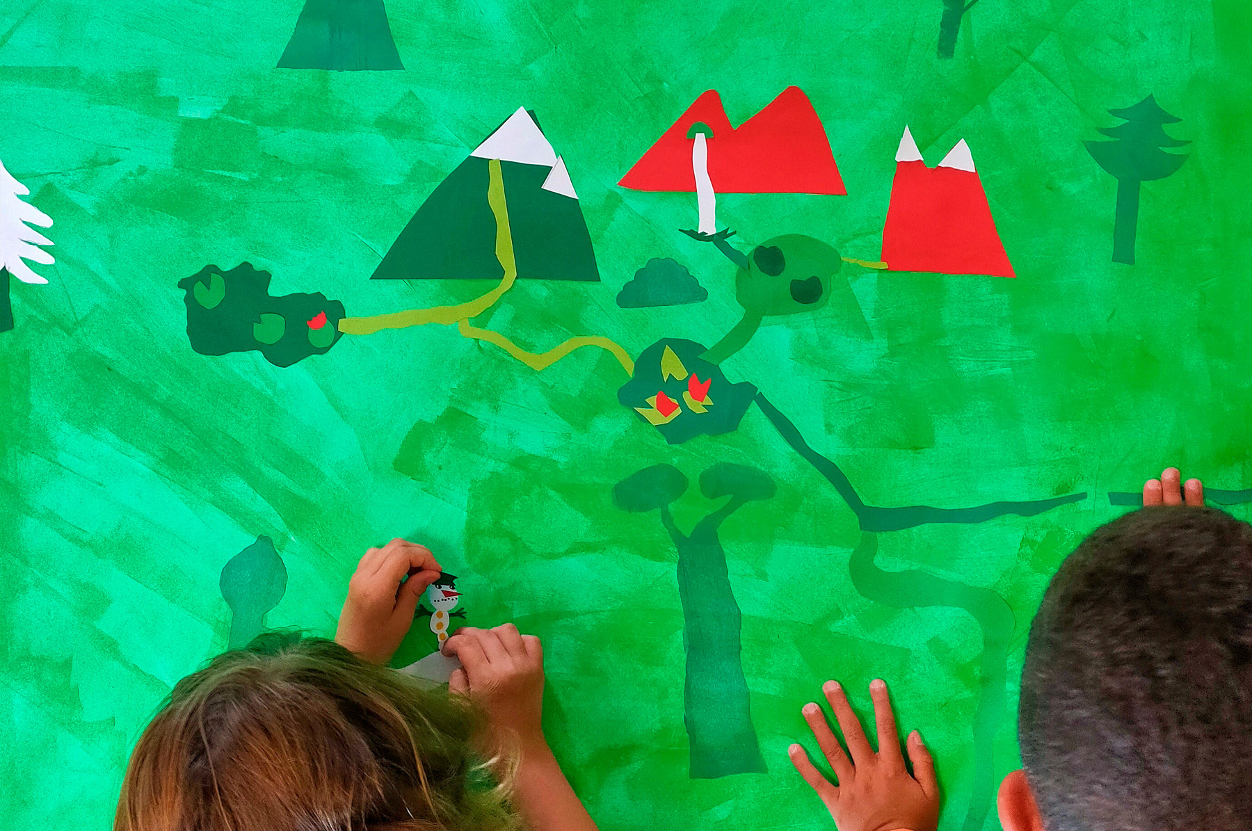atelier créatif de fresque pour les enfants créée à la peinture et au collage sur le thème de la nature
