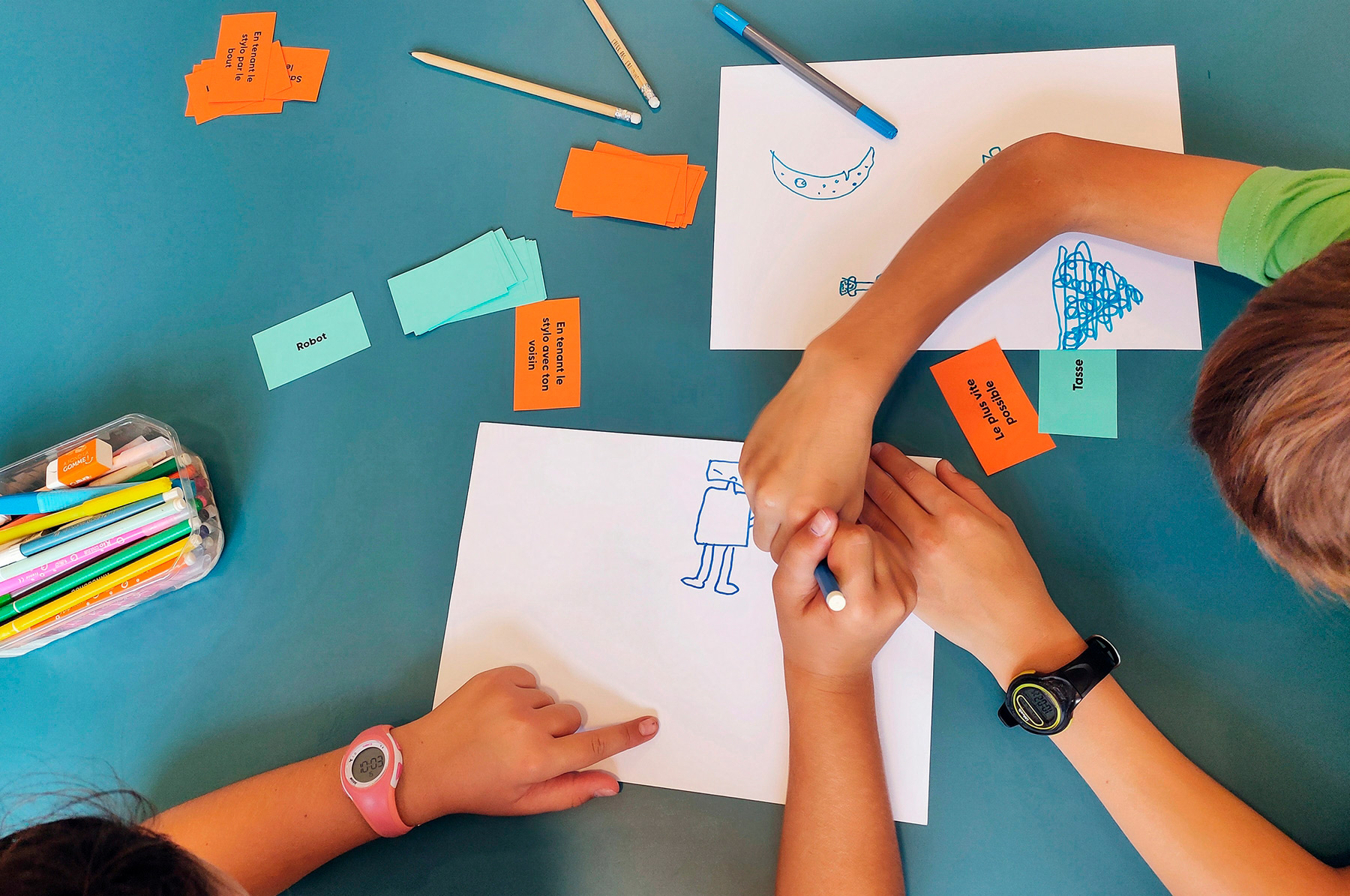 atelier artistique de création d'images au feutre avec des jeux de dessin pour les enfants et les familles