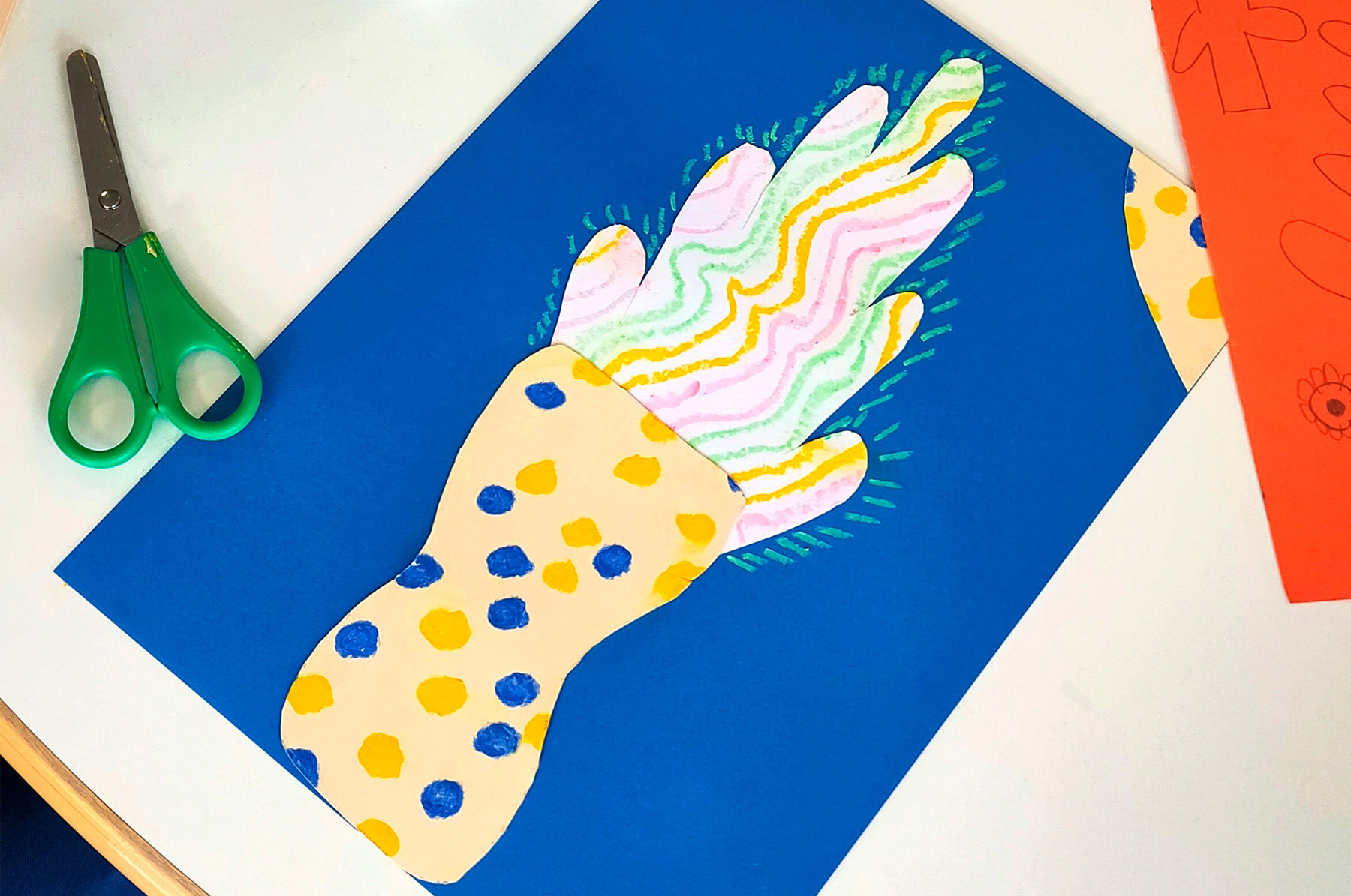 atelier créatif de peinture et collage sur le thème des plantes en lien avec le livre Décodons les signes de la nature