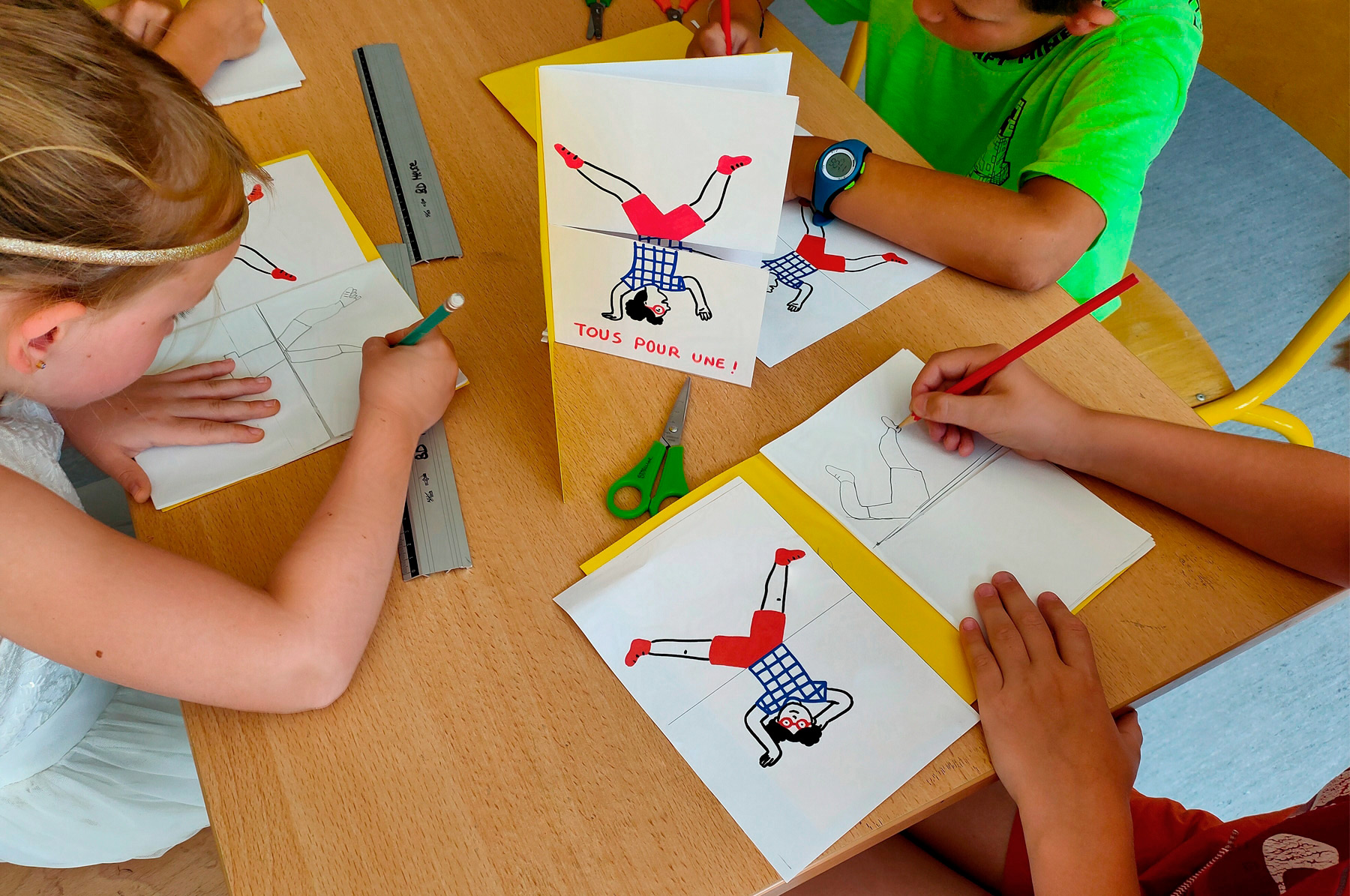 atelier créatif de création de livre méli-mélo pour les enfants avec du feutre en lien avec le roman jeunesse Tous pour une !