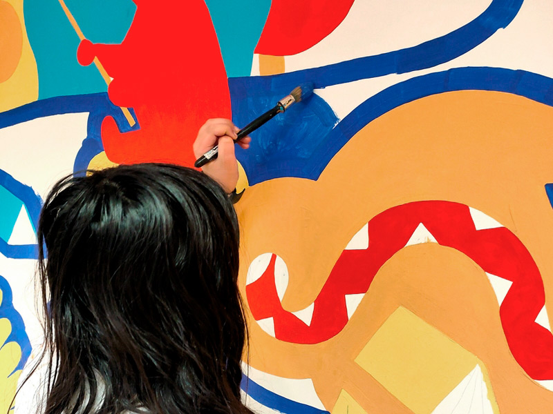 scène d'atelier artistique de création d'une fresque murale pour les enfants