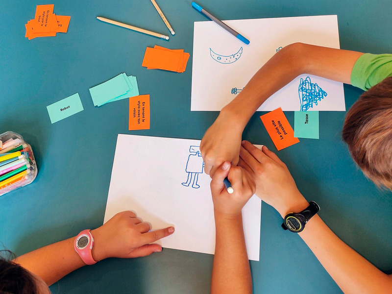 scène d'atelier artistique de création de dessin pour les enfants