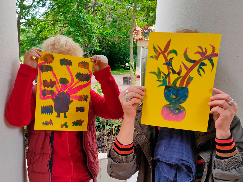 scène d'atelier artistique de création de plantes à la peinture et au papier découpé pour les enfants