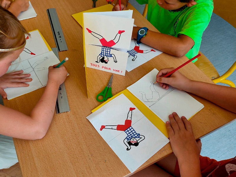 scène d'atelier artistique de création d'un livre méli-mélo à volets pour les enfants