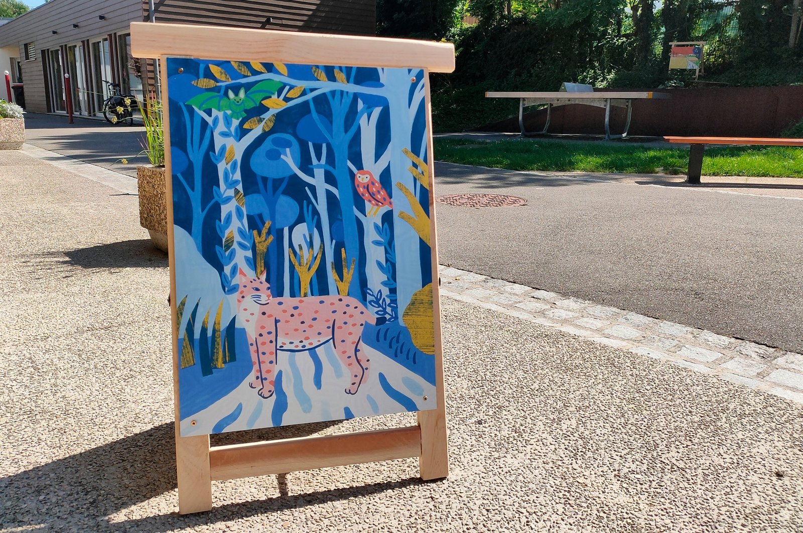 panneau d'exposition de peinture en extérieur représentant une forêt avec des animaux