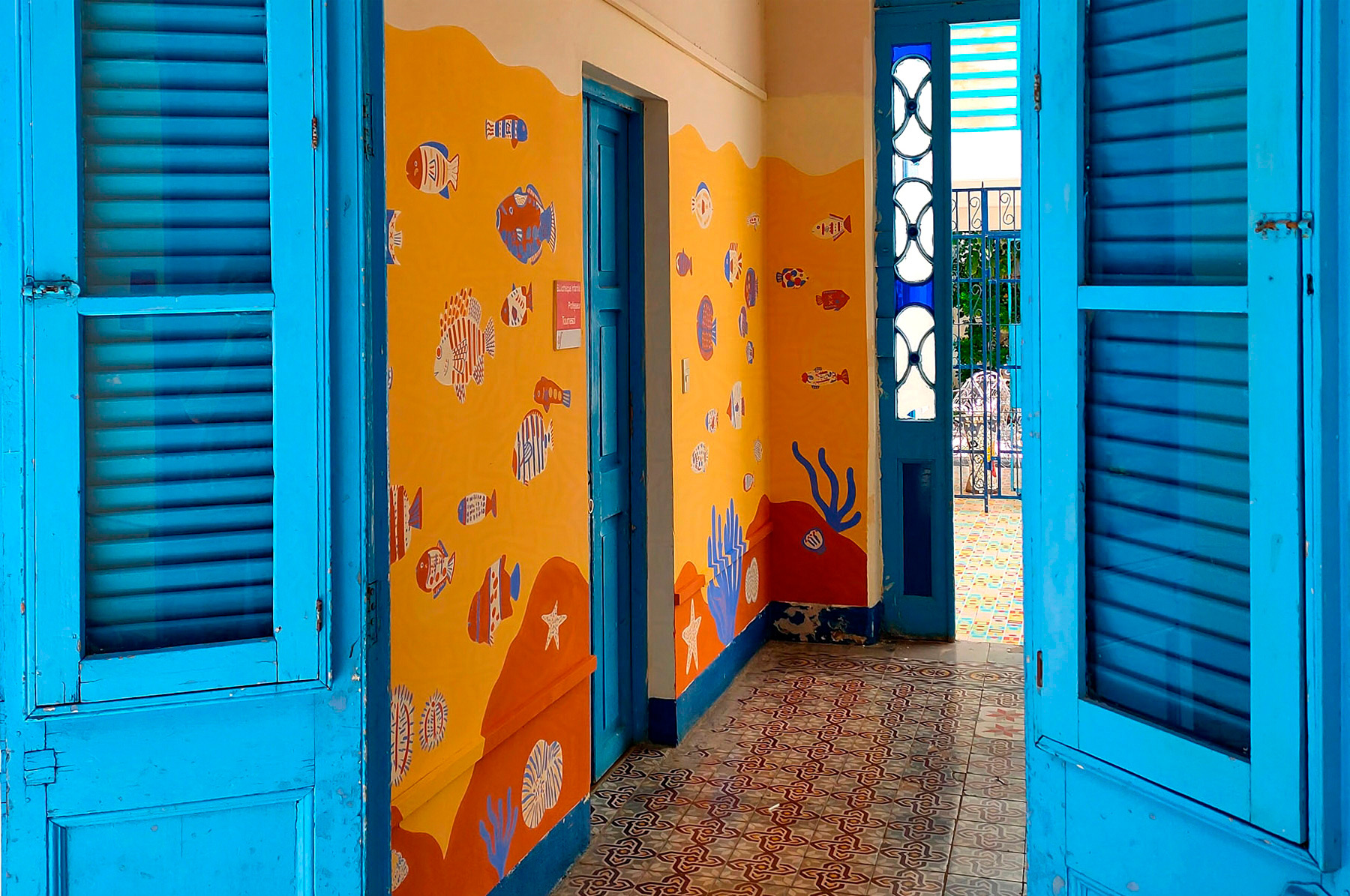 fresque murale extérieure représentant des poisson exotiques sur un mur de l'Alliance française de Cuba