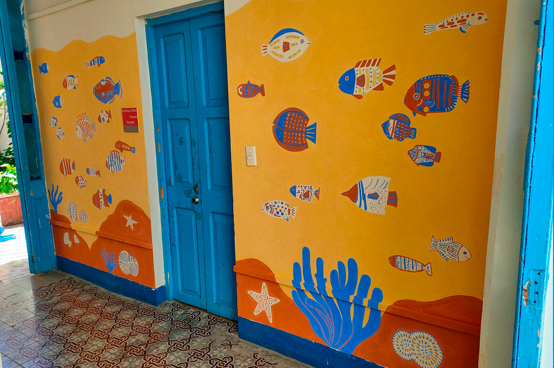 fresque murale extérieure représentant des poisson exotiques sur un mur de l'Alliance française de Cuba