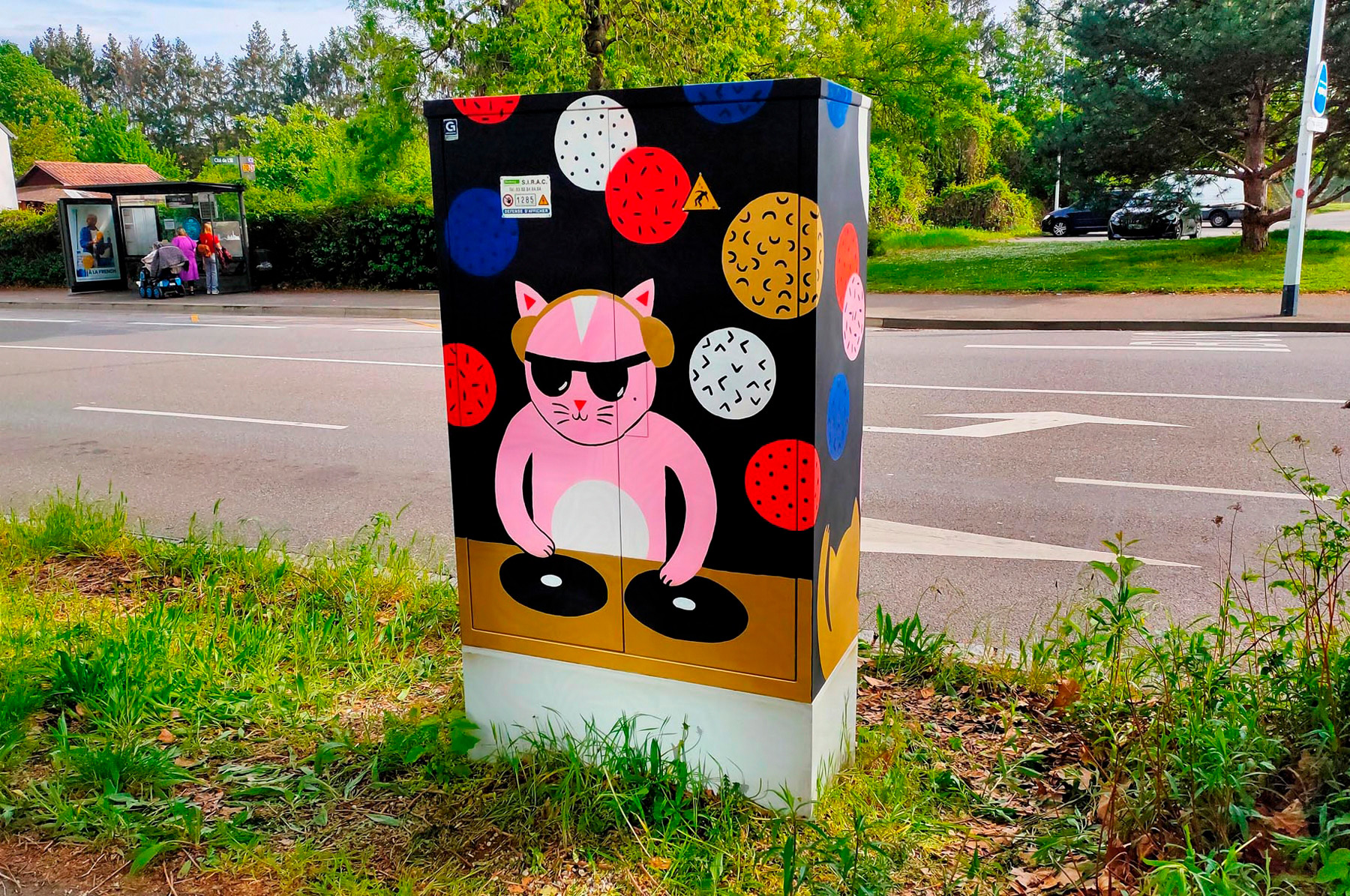 fresque extérieure de street-art représentant un chat DJ réalisée à la peinture et au pochoir pour la festival de street-art Colors