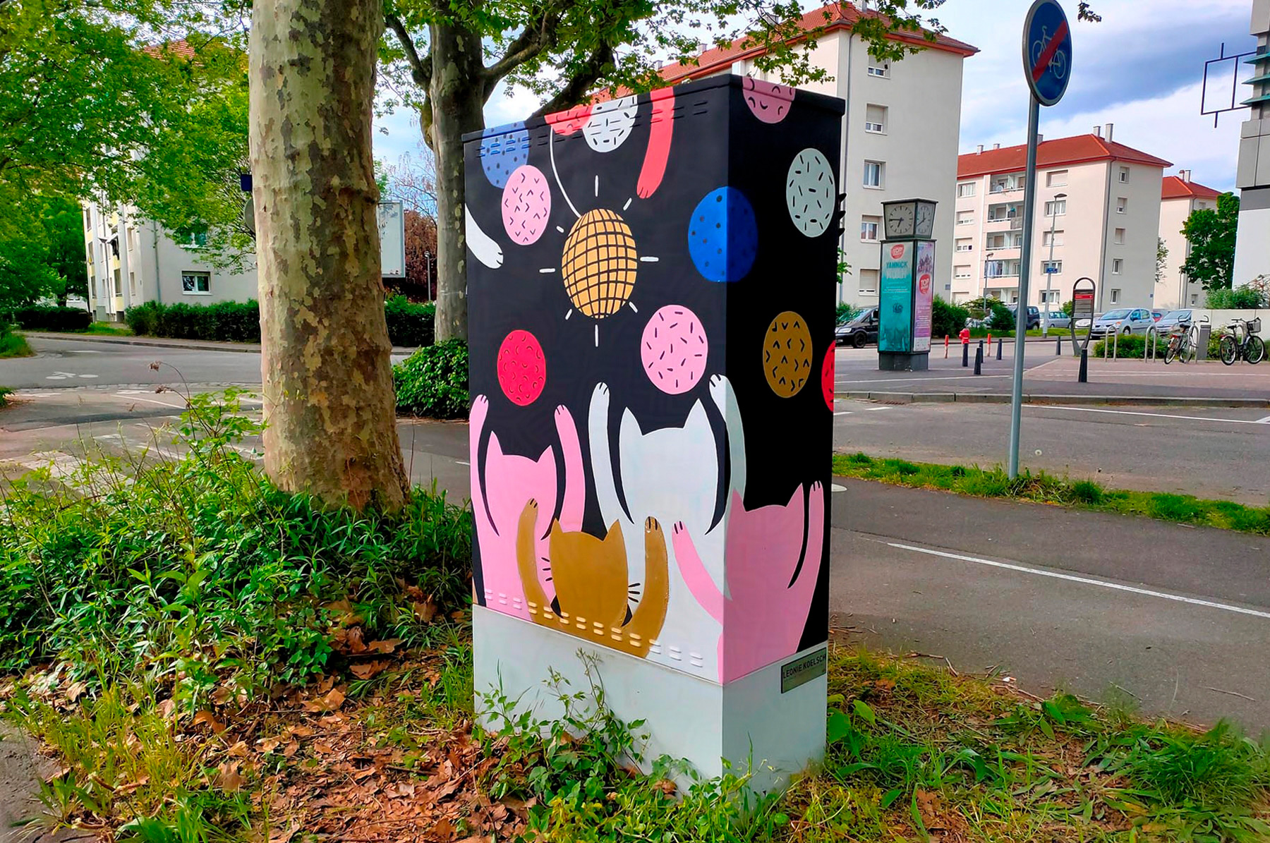 fresque extérieure de street-art représentant un chat DJ réalisée à la peinture et au pochoir pour la festival de street-art Colors