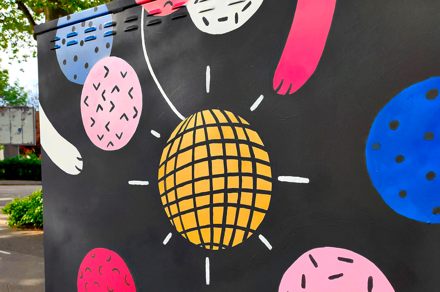 fresque extérieure de street-art représentant un chat DJ réalisée à la peinture et au pochoir pour la festival de street-art Colors