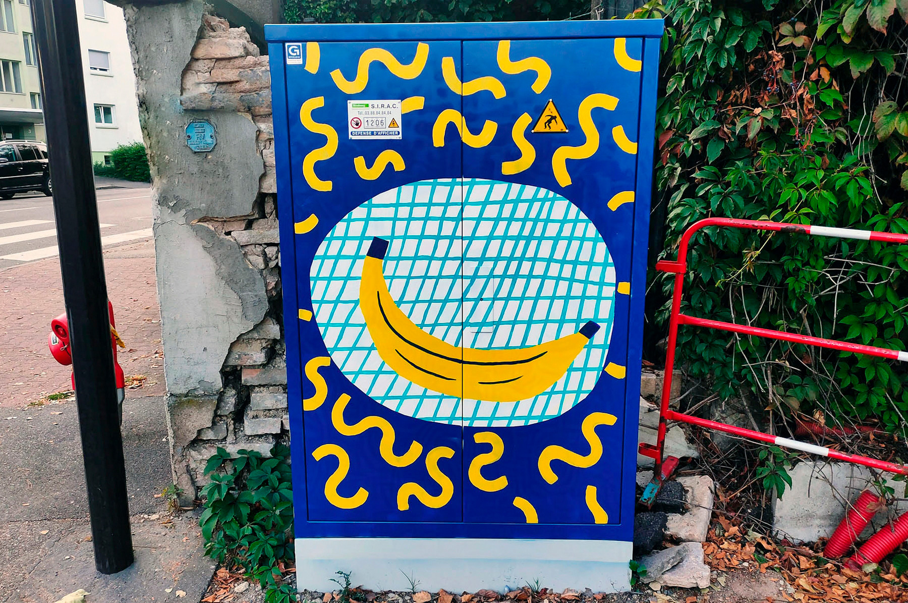 fresque extérieure de street-art représentant une banane réalisée à la peinture et au pochoir pour la festival de street-art Colors